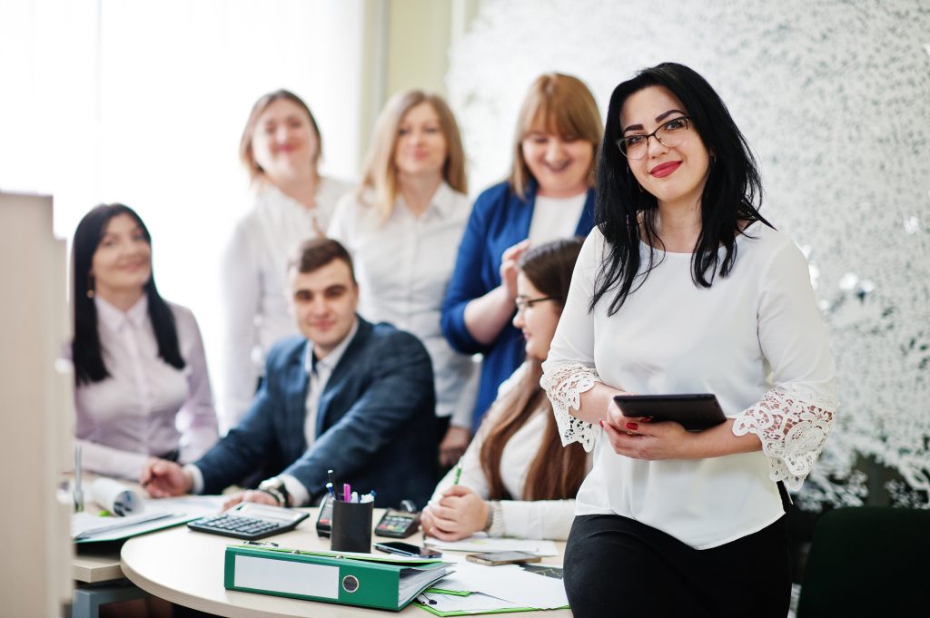 Predostaviane na vazmozhnosti za uchastie v obuchitelni programi, seminari i rabotilnici, koito podpomagat razvitieto na pedagogicheskite umenia i kompetentnosti.