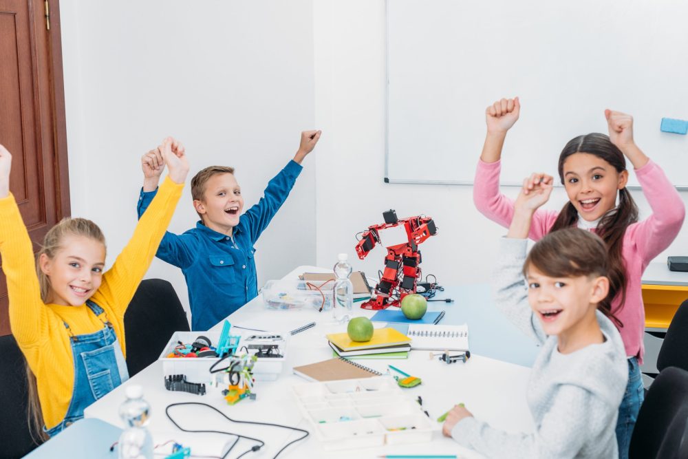 Obuchenieto Pozitivna naglasa i razvivane na tvorcheskoto mislene, kreativnostta i emocinalnata inteligentnost na decata i uchenicite e podhodiashto za direktori i vsichki pedagogicheski spetsialisti