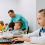 Upravlenie na obuchenieto na razstoianie, vkluchitelno virtualni klasni stai, online uroci i satrudnichestvo mejdu uchiteli i uchenici ot razlichni mestopolojenia.