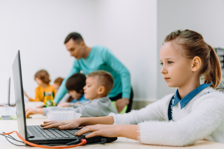 Upravlenie na obuchenieto na razstoianie, vkluchitelno virtualni klasni stai, online uroci i satrudnichestvo mejdu uchiteli i uchenici ot razlichni mestopolojenia.