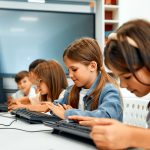 Obuchenieto Tehniki za razvivane na umeniiata na uchenitsite za rabota v digitalna sreda. Zashtita na digitalnata identichnost i etichno povedenie. Rabota s novi tehnologii za sazdavane na digitalno sadarjanie e pohodiashto za direktori i uchiteli