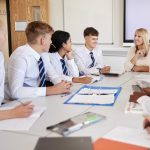 Ekipnoto obuchenie v uchilishte e pedagogicheska strategia, koiato postavia akcent varhu nasarchavaneto na satrudnichestvoto i angajiranostta mezhdu uchenicite s cel podobriavane na obrazovatelnia opit