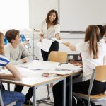 Obuchenieto, bazirano na proekti, sluji kato cenen provodnik, koito ustanoviava smislena i interaktivna vrazka v uchilishte mejdu direktori i uchiteli
